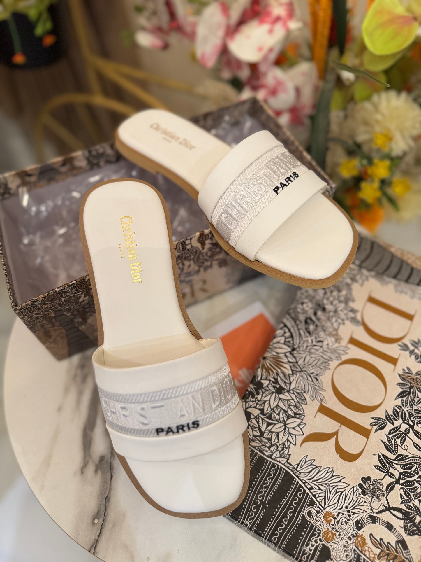 D’way slides embroidery - White
