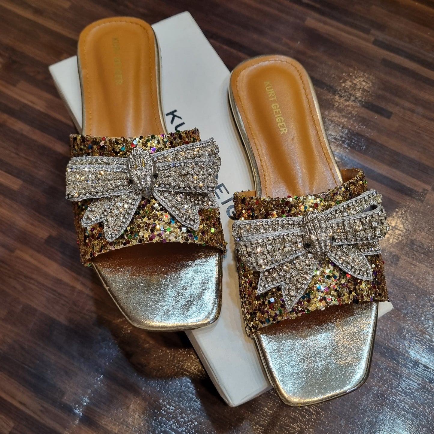 BELLARIA RHINESTONE BOW FLAT - GOLD