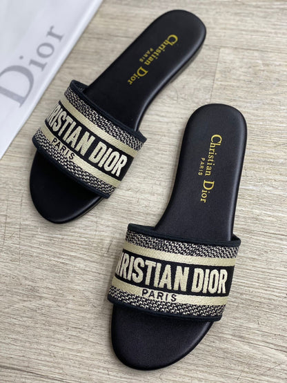 DIOOR EMBROIDERY CANVA